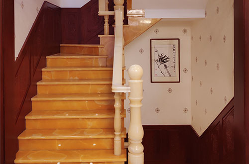 寒亭中式别墅室内汉白玉石楼梯的定制安装装饰效果